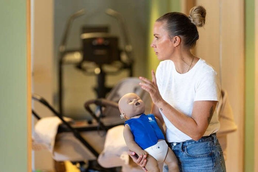 Noémie Demange de profil, en démonstration avec un mannequin de formation