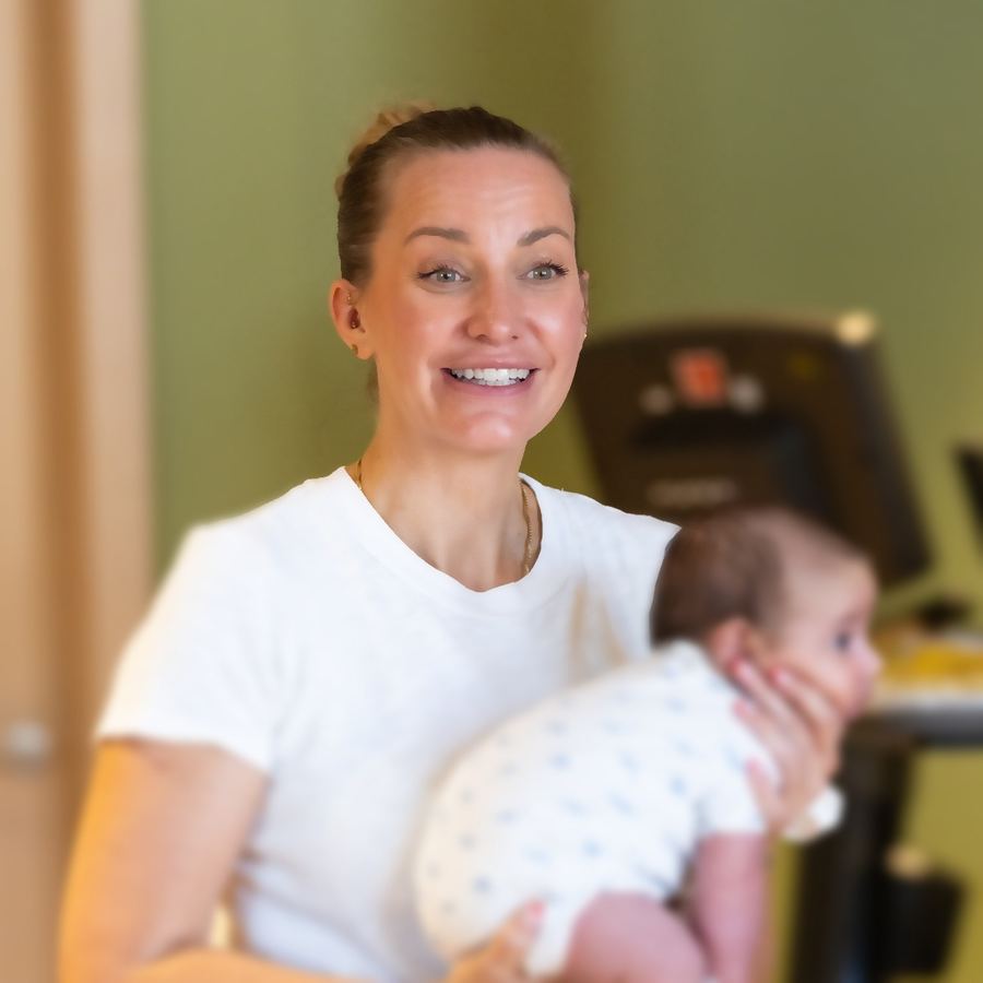 Noémie Demange, portrait avec son bébé en arrière-plan